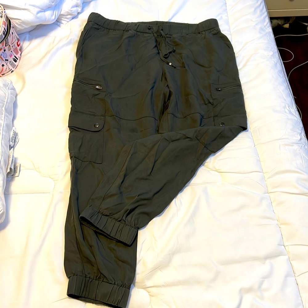 Drawstring cargo jogger pants by Banana Republic size 12, cargo pockets